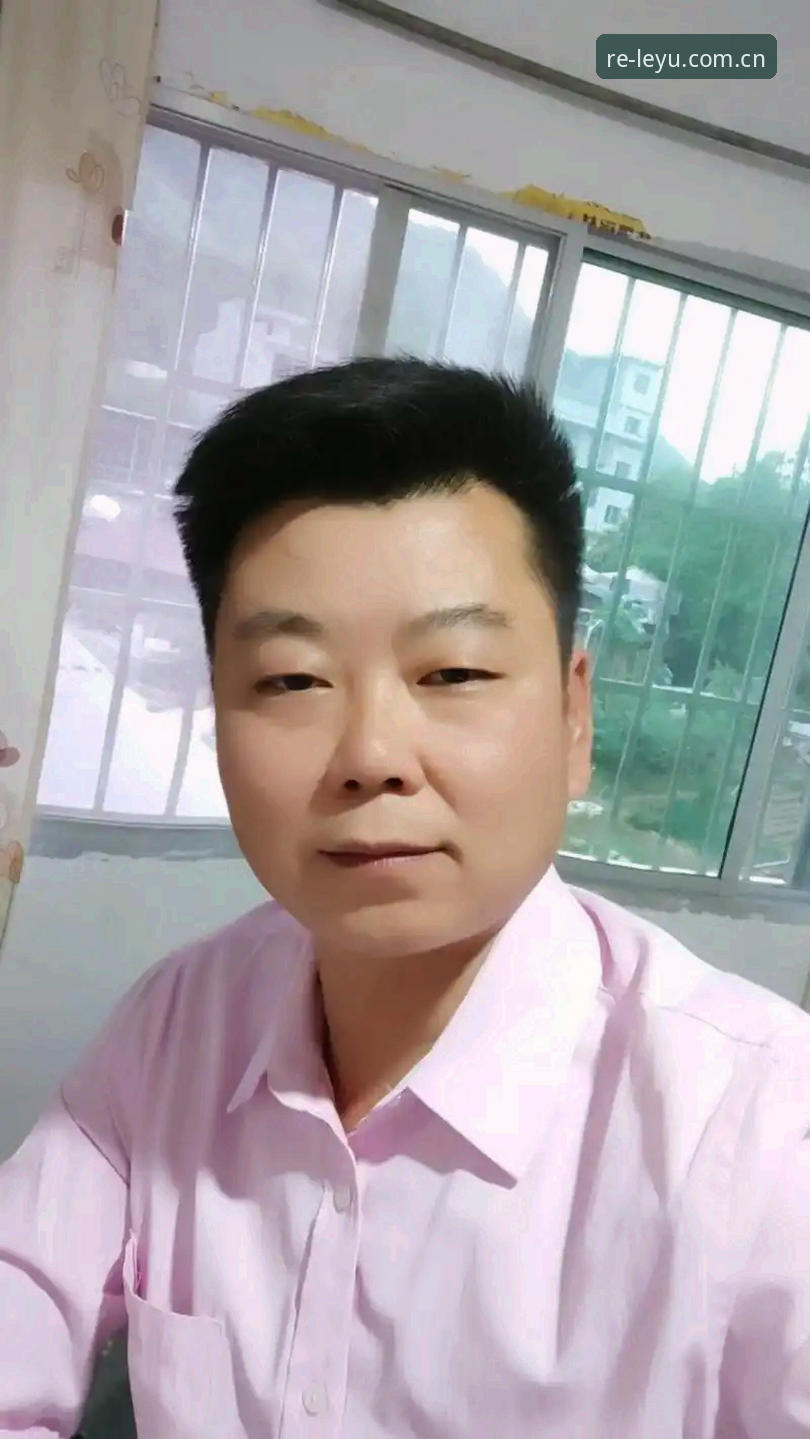 趁热上场篮球数据攻略 上周末在球馆碰到老周——就是那个四十多岁还坚持每周打三场、投篮准得让年轻人骂脏话的周阳。他坐在场边喝水,手机屏幕亮着,我瞟了一眼,发现他正对着一个数据页面划来划去,嘴里念叨着:“上一节三分命中率掉到35%了,这一节得调整打法。”